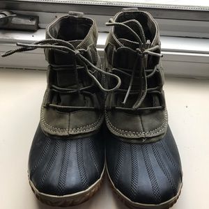 Olive green SOREL water proof snow shoes